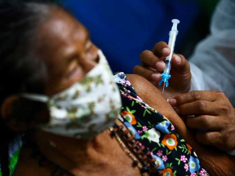 Apenas uma em cada quatro pessoas na América Latina e no Caribe foi totalmente vacinada contra COVID-19