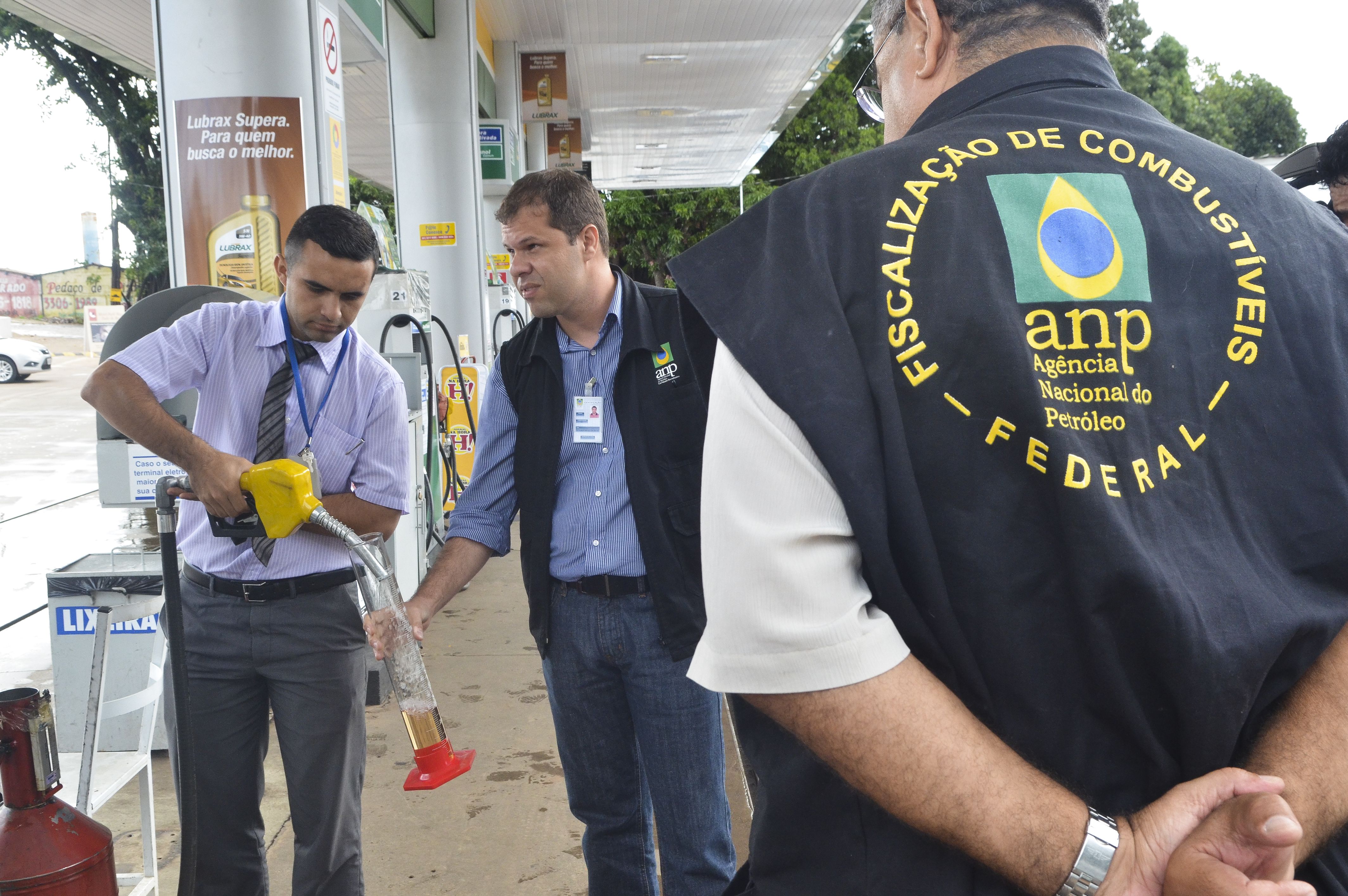 Gasolina batizada? ANP apreende mais de 22 mil litros de combustíveis e fecha postos em operação surpresa pelo Brasil