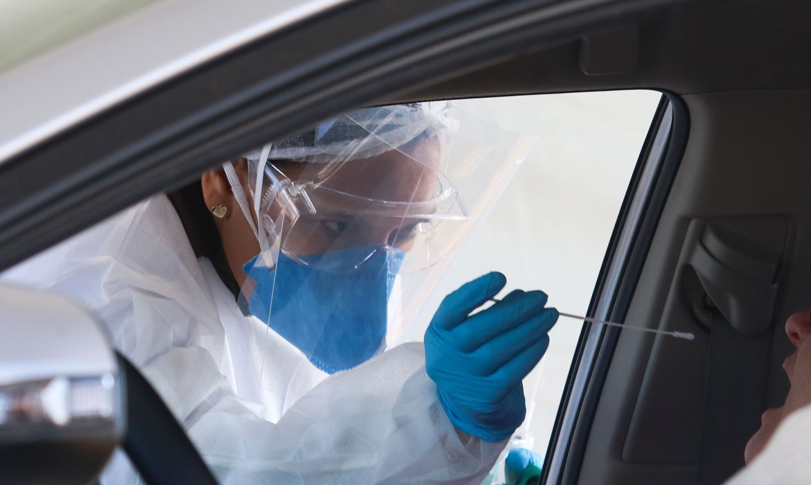 Queda de infecções: Testagem gratuita da Covid-19 realizada pelo Instituto Butantan no estacionamento superior do shopping SP Market